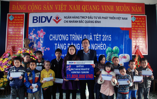 Ông Nguyễn Quang Đại, Phó Giám đốc chi nhánh, Chủ tịch công Đoàn BIDV Bắc Quảng Bình trao quà tết cho các em học sinh tại Trung tâm giáo dục trẻ em khuyết tật huyện Quảng Trạch.