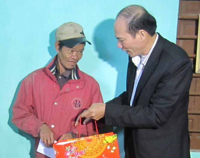 Đại diện Ban Thường trực Ủy ban Mặt trận TQVN tỉnh tặng quà Tết cho hộ nghèo ở thị xã Ba Đồn.