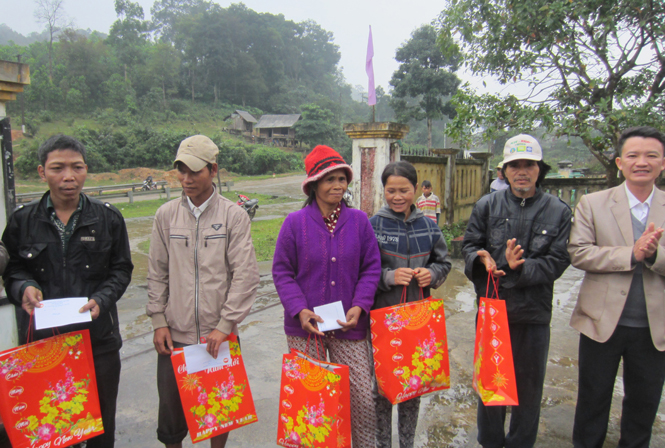 Trao tặng quà Tết cho hộ nghèo ở huyện Lệ Thủy.