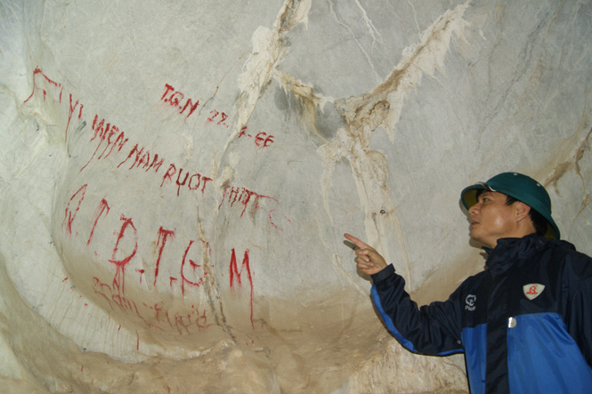 Dòng chữ viết bằng sơn đỏ thể hiện quyết tâm của cán bộ, chiến sĩ trong cuộc kháng chiến chống Mỹ cứu nước.