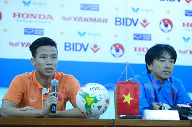 Quế Ngọc Hải và ông Miura đều muốn giành thắng lợi. (Ảnh: Minh Chiến/Vietnam+)