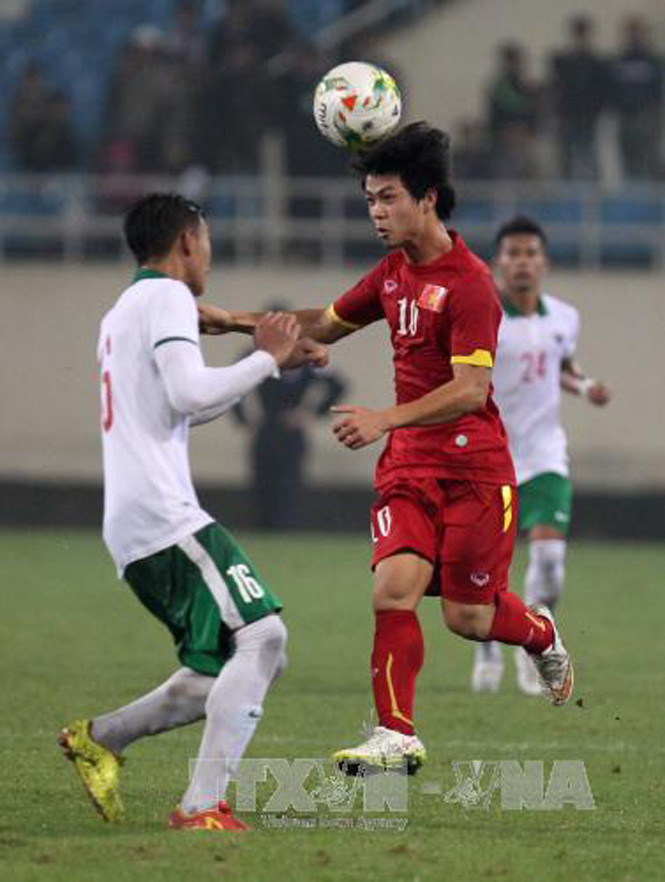  Tiền đạo Công Phượng tranh bóng với đối phương. Ảnh: Quốc Khánh/TTXVN