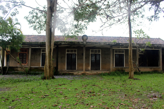 Trước đây, những hiện vật của Bảo tàng được trưng bày tại dãy nhà cấp bốn tại trụ sở UBND xã Hiền Ninh cũ. Theo thời gian, các phòng trưng bày bị xuống cấp, đặc biệt là sau cơn bão số 10 năm 2013 