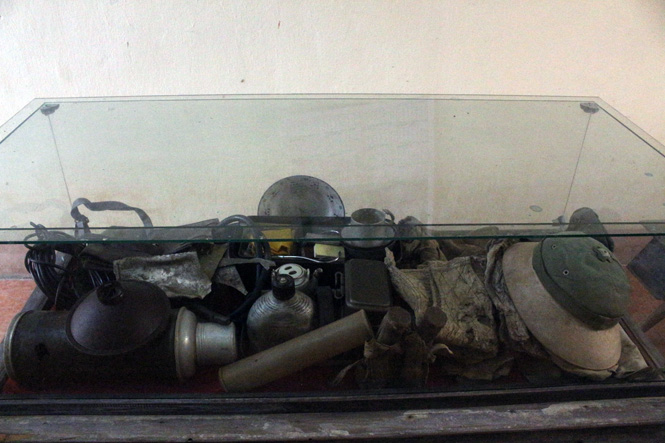 Trong căn phòng thường xuyên khóa trái cửa, các hiện vật bị xáo trộn, sắp xếp lộn xộn 