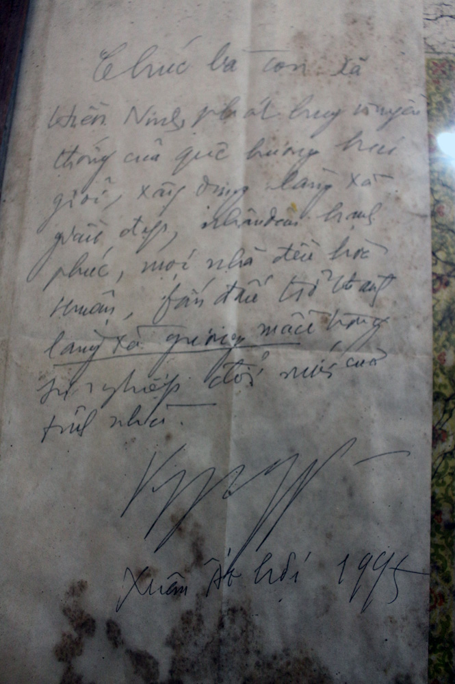 bút tích của Đại tướng Võ Nguyên Giáp cũng đang bị ố vàng dần, nếu không có biện pháp giữ gìn sẽ hư hại 