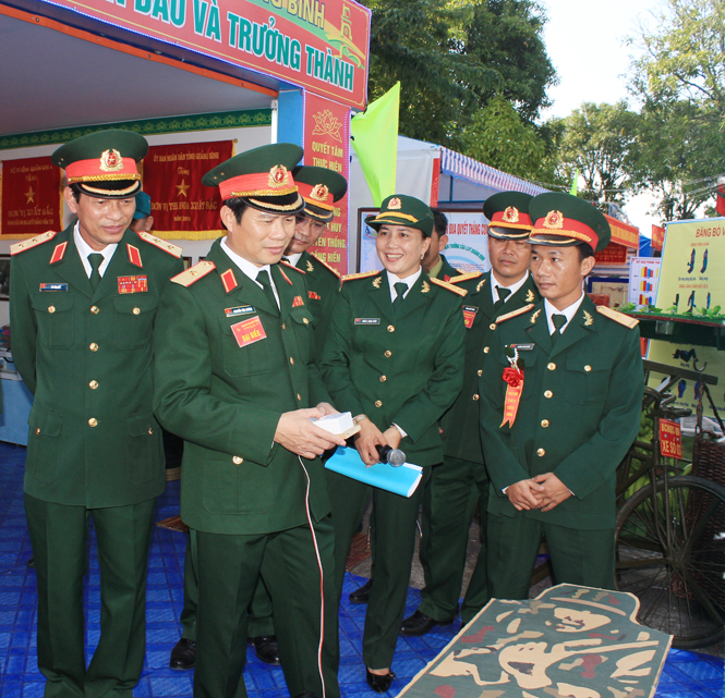 Thiếu úy Hoàng Văn Mười (đầu tiên từ phải sang), đang giới thiệu sáng kiến của mình tại Đại hội thi đua quyết thắng Quân khu 4 (giai đoạn 2009-2014).