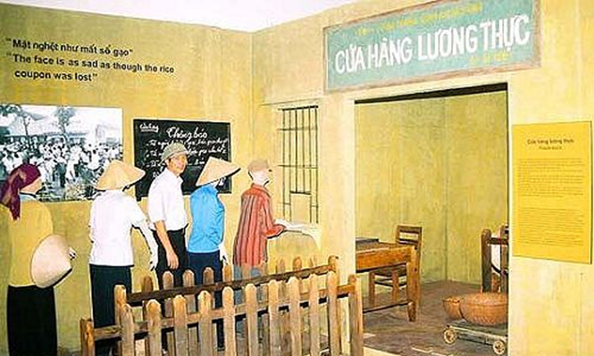 Tác giả xếp hàng “mua” lương thực (mô hình bảo tàng cửa hàng bán lương thực theo định lượng được phân phối)