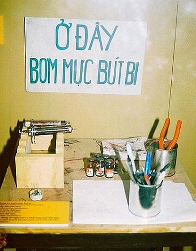 Ruột bút bi hết mực không thể vứt đi mà bơm lại mực để dùng tiếp.