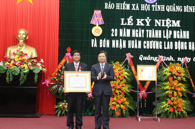 Ông Nguyễn Mậu Tuyển đón nhận Huân chương Lao động hạng Ba của Chủ tịch nước