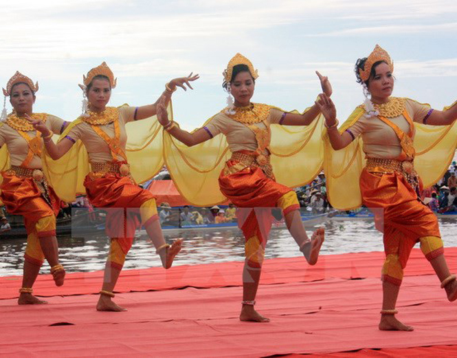  Các diễn viên Khmer biểu diễn trong lễ hội. (Ảnh: Lê Sen/TTXVN)