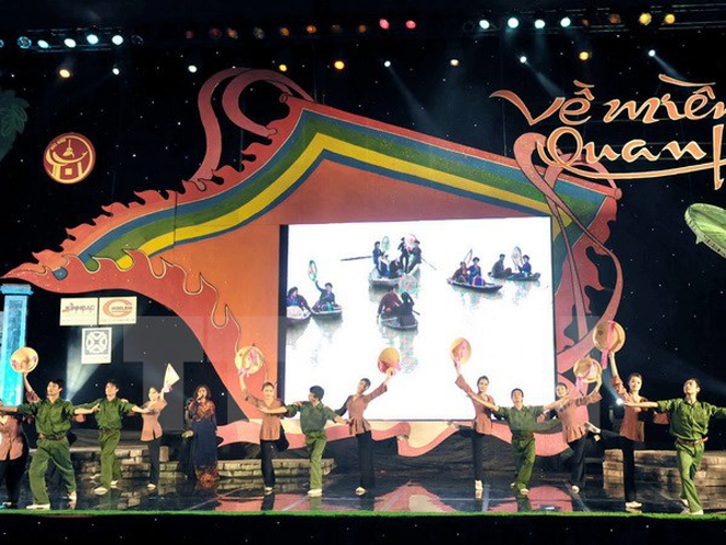  Một tiết mục biểu diễn của Nghệ sỹ Nhân dân Thanh Hoa cùng tốp múa phụ họa. (Ảnh: Thanh Hà/TTXVN)