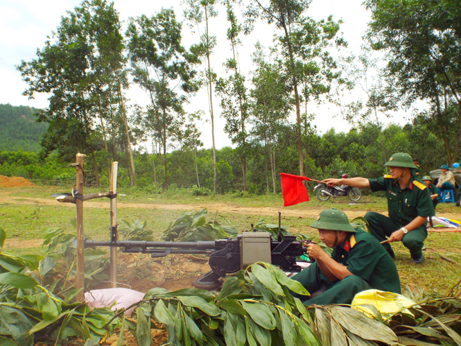 Khẩu đội súng máy phòng không 12,7mm của Ban CHQS huyện Tuyên Hoá thực hành bắn đạn thật.