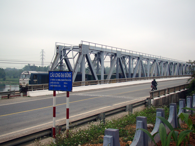 Cầu đường sắt Long Đại chạy song song với cầu đường bộ Long Đại Đông