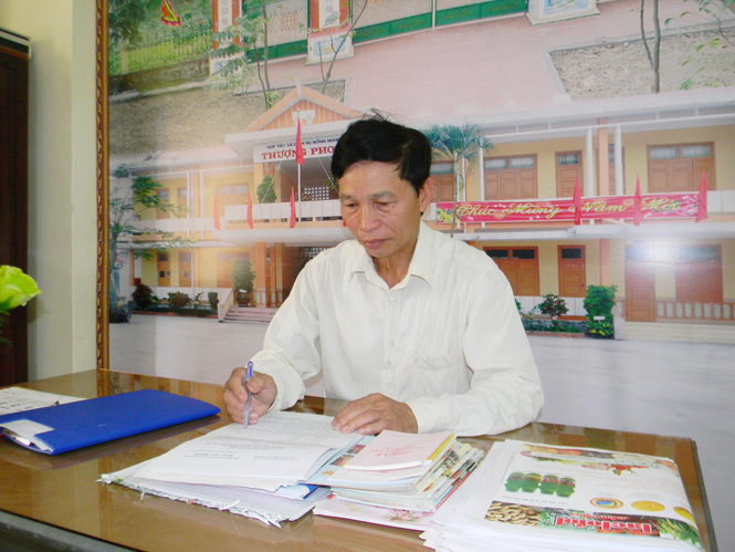 Cựu chiến binh Võ Văn Khinh luôn trăn trở tìm giải pháp nâng cao hiệu quả sản xuất kinh doanh cho HTX.