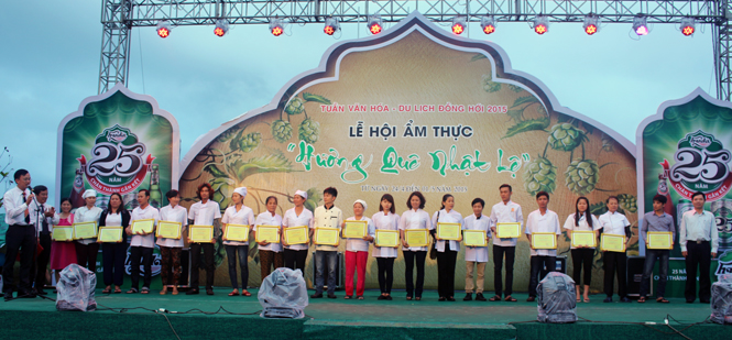 Lãnh đạo thành phố Đồng Hới trao giáy chứng nhận cho các cơ sở nhà hàng, quán ăn tham gia Lễ hội ẩm thực “Hương quê Nhật Lệ”