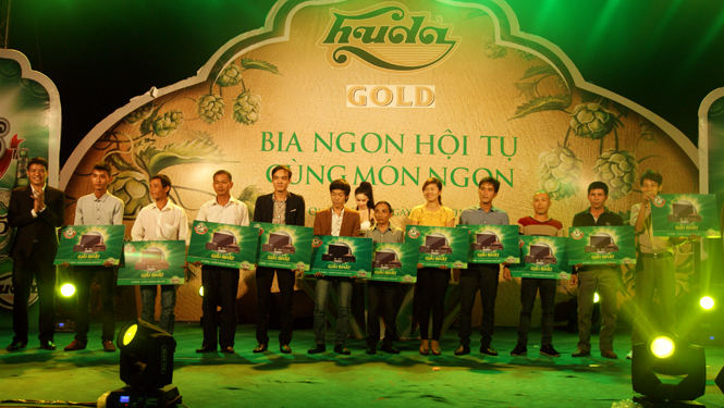 Đại diện Công ty TNHH Thương mại Carlsberg Việt Nam trao 11 giải nhất trong chương trình khuyến mại “Bật nắp Huda- mở tiệc vui ca” cho các khách hàng tại Quảng Bình.