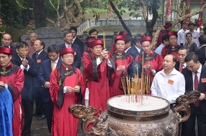 Đồng chí Lương Ngọc Bính, Ủy viên Trung ương Đảng, Bí thư Tỉnh ủy, Chủ tịch HĐND tỉnh và lãnh đạo các tỉnh bạn tham gia tổ chức lễ Giỗ Tổ Hùng Vương tại Khu di tích lịch sử Đền Hùng, tỉnh Phú Thọ
