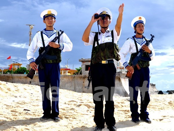 Chiến sỹ Trường Sa chắc tay súng gìn giữ biển đảo Tổ quốc. (Ảnh: Việt Đức/Vietnam+)