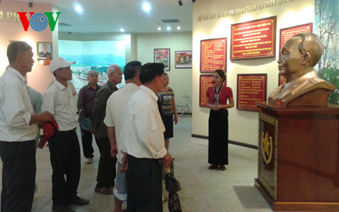 Hướng dẫn viên của Bảo tàng giới thiệu với khách du lịch