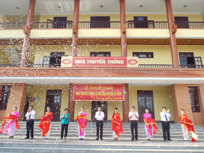 Các đồng chí lãnh đạo tỉnh, huyện cắt băng khánh thành Nhà truyền thống và Thư viên huyện Lệ Thủy.