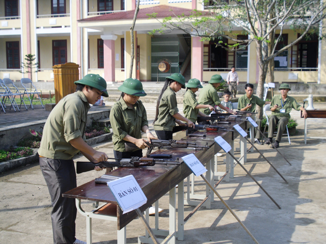 Giáo dục quốc phòng - an ninh cho học sinh cấp THPT luôn được nhà trường quan tâm chú trọng.