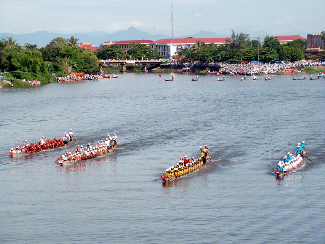 Lễ hội bơi, đua thuyền truyền thống trên sông Kiến Giang là tiềm năng du lịch của du lịch Lệ Thủy cần có sự khai thác hiệu quả.
