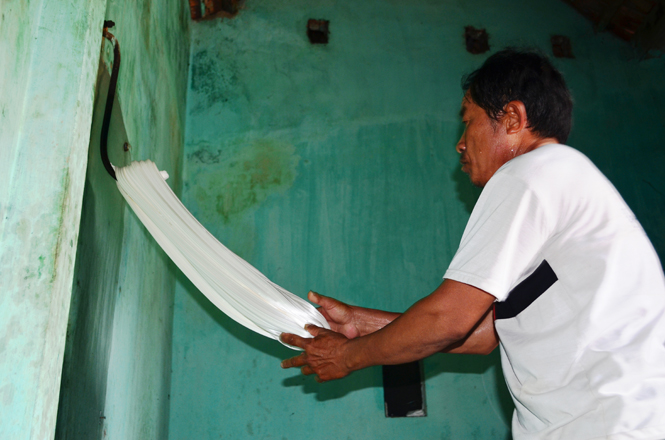 Càng vắt, bột kẹo càng dẻo và có màu trắng đặc trưng của kẹo kéo