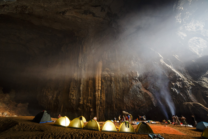 Ngày càng nhiều du khách nước ngoài đến với hệ thống hang động ở khu vực Kẻ Bàng.