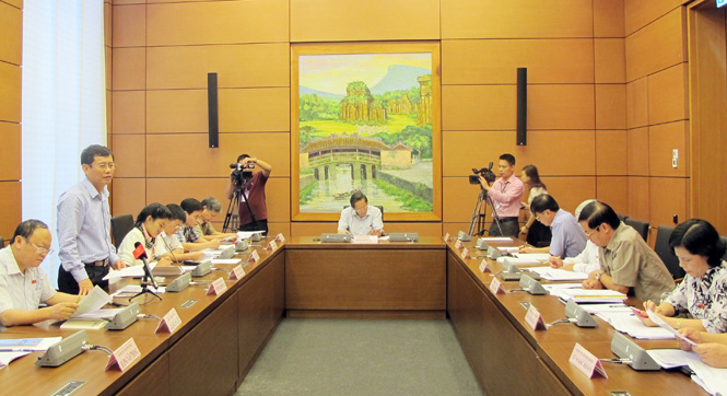 Các đại biểu Quốc hội tỉnh Quảng Bình tham gia đầy đủ và tích cực trong các phiên thảo luận tổ tại kỳ họp thứ 9, Quốc hội khoá XIII.
