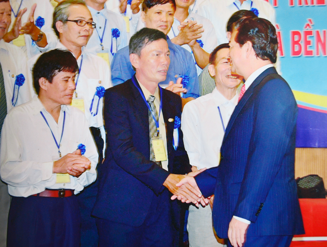 Thủ tướng Nguyễn Tấn Dũng trò chuyện cùng anh Đặng Thanh Lâm tại Buổi gặp mặt những nhà sáng chế không chuyên toàn quốc.