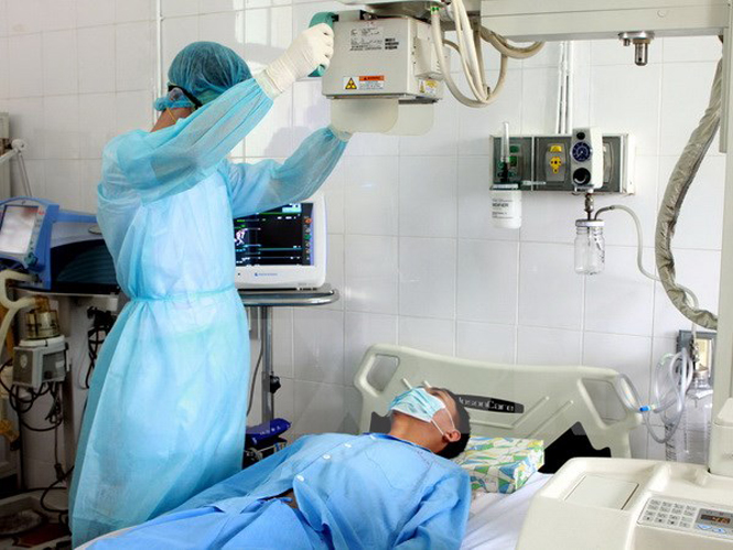 Diễn tập thực hiện quy trình chẩn đoán bệnh, chăm sóc và điều trị người bệnh nghi nhiễm MERS-CoV. (Ảnh: Dương Ngọc/TTXVN)