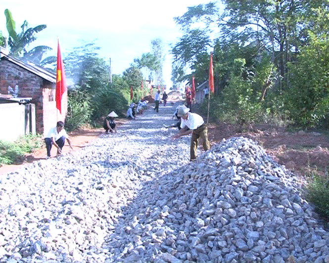 Nhiều tuyến đường nông thôn trên địa bàn xã Hoàn Trạch (Bố Trạch) được hoàn thiện nhanh chóng nhờ sự đồng sức, đồng lòng của nhân dân.