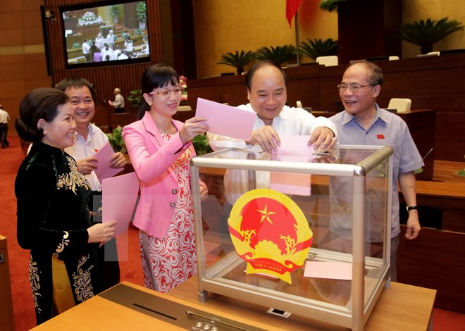 Đại biểu Quốc hội bỏ phiếu phê chuẩn đề nghị của Chánh án Tòa án nhân dân tối cao về việc bổ nhiệm Thẩm phán Tòa án nhân dân tối cao. (Ảnh: Phương Hoa/TTXVN)