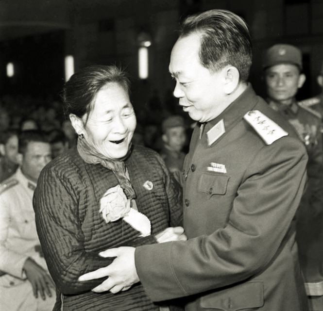 Đại tướng Võ Nguyên Giáp và mẹ Suốt tại Đại hội Anh hùng chiến sĩ thi đua toàn quốc ngày 28-12-1966.