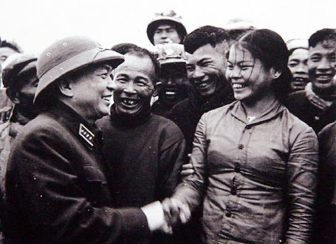 Đại tướng Võ Nguyên Giáp gặp gỡ, động viên anh chị em công nhân đội vận tải Sông Gianh.