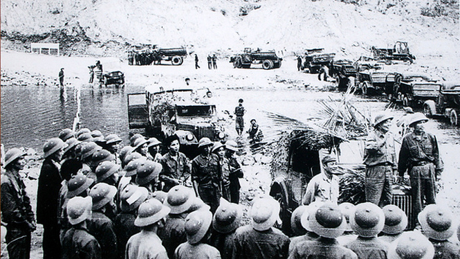 Đại tướng Võ Nguyên Giáp thăm Tiểu đoàn 33 anh hùng tại ngầm Ta Lê (Đường 20 Quyết Thắng)-1973.