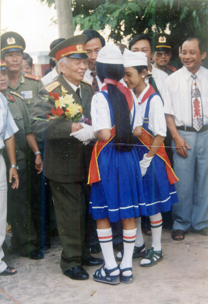 Các em học sinh huyện Lệ Thuỷ tặng hoa Đại tướng Võ Nguyên Giáp.