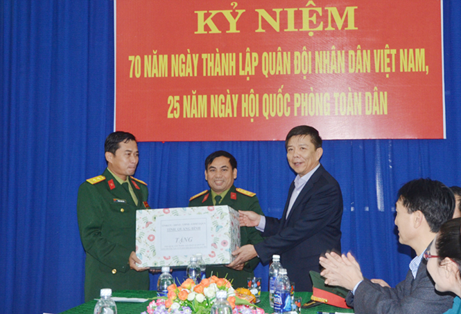 Đồng chí Chủ tịch UBND tỉnh thăm cán bộ, chiến sĩ Trung đoàn 996.