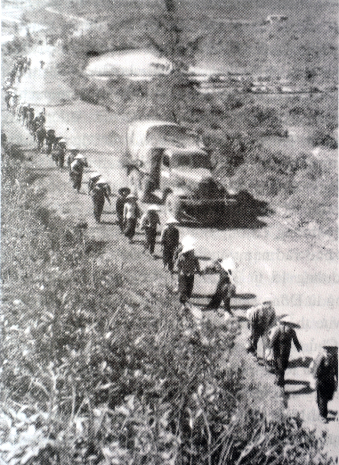 Dân công hỏa tuyến Quảng Bình trên đường chi viện cho chiến trường Trị Thiên.