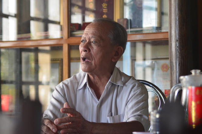 Ông Hoàng Thường, nguyên chủ tịch UBND xã Võ Ninh kể lại phong trào “Xe chưa qua, nhà không tiếc...” ở Võ Ninh.
