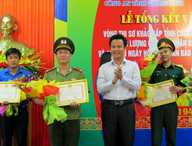 Đồng chí Trần Quốc Tuấn, Bí thư Tỉnh Đoàn trao giải nhất cho tập thể Đoàn thanh niên Công an tỉnh.