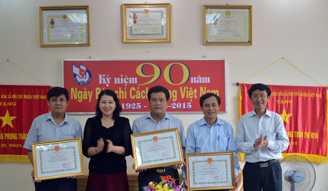 Các đơn vị có thành tích xuất sắc trong phong trào thi đua năm 2014 của Khối thi đua các Ban Đảng nhận bằng khen của Chủ tịch UBND tỉnh.