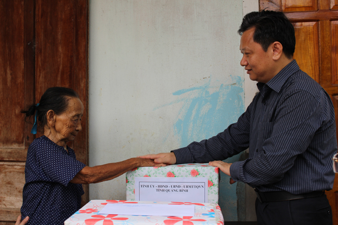 Đồng chí Nguyễn Tiến Hoàng, Phó Chủ tịch UBND tỉnh tặng quà cho Mẹ VNAH Nguyễn Thị Gia.