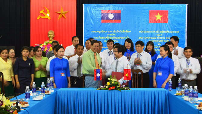 Ban Tuyên giáo Tỉnh ủy Quảng Bình và Ban Tuyên huấn tỉnh Khăm Muộn, CHDCND Lào ký kết biên bản hợp tác (26-5-2015).
