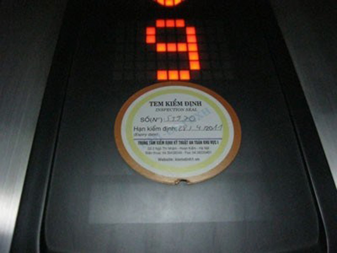 Tem kiểm định thang máy. (Nguồn: Thangmay.info)