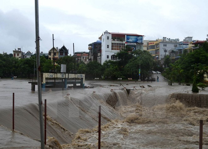 Khu vực trung tâm thành phố Uông Bí, tỉnh Quảng Ninh bị nước lũ dồn về làm ngập sâu, sáng 2-8. (Ảnh: Nguyễn Hoàng/TTXVN)