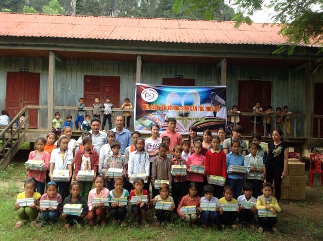 Quỹ từ thiện Áo Tơi (Hà Tĩnh) tặng 62 bộ sách giáo khoa mới cho học sinh vùng đồng bào Rục.