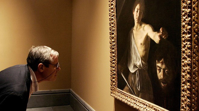 Bức tranh 'David và cái đầu của Goliath' do họa sỹ người Italy Caravaggio vẽ trong cuộc triển lãm ở Naples ngày 23-10-2014. (Nguồn: AFP)