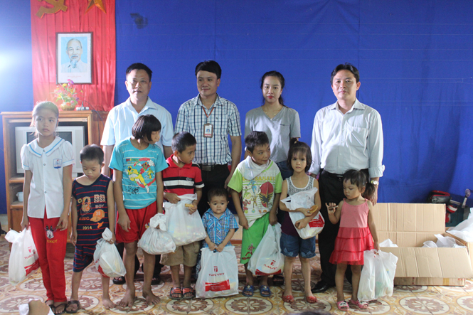 Đại diện Hội Bảo trợ Người tàn tật và Trẻ mồ côi tỉnh , Siêu thị Tuấn Việt trao quà cho các cháu khuyết tật tại Trung tâm Phục hồi chức năng Hiền Ninh (Quảng Ninh).
