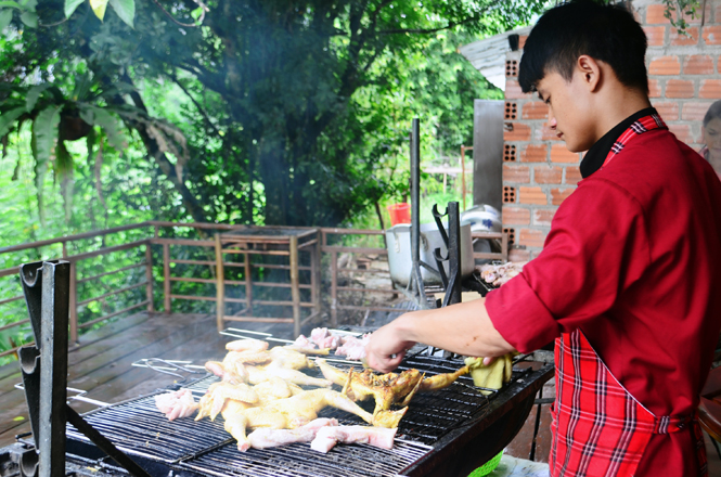 Nướng gà muốn giữ được độ ngọt, ngon cũng cần có sự kỳ công.